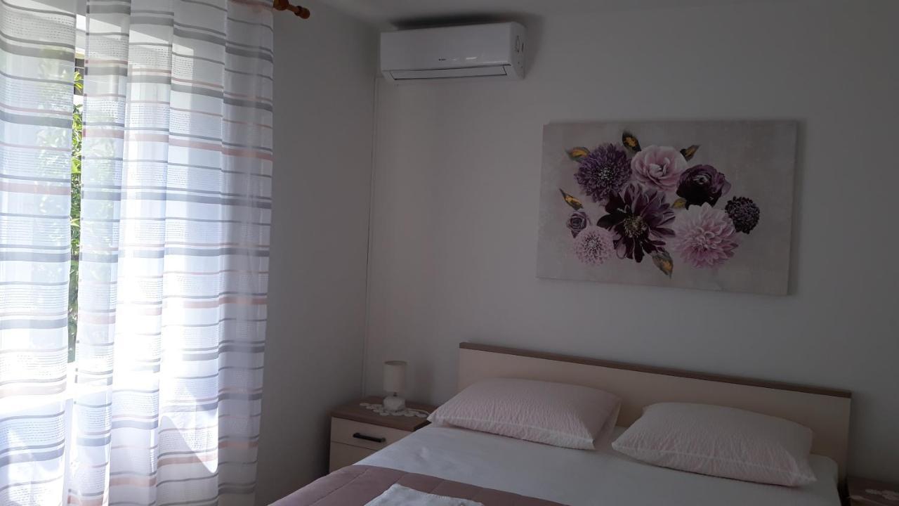 Mini Apartment Petra - Rooms Purple & Green With Kitchen And Garden ดูบรอฟนิก ภายนอก รูปภาพ