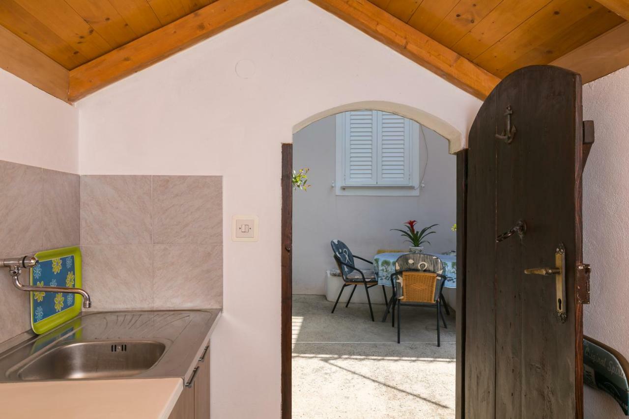 Mini Apartment Petra - Rooms Purple & Green With Kitchen And Garden ดูบรอฟนิก ภายนอก รูปภาพ