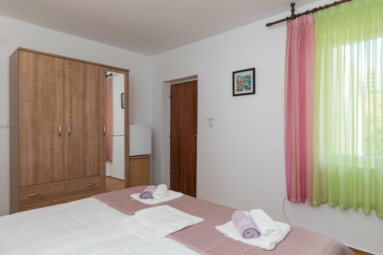 Mini Apartment Petra - Rooms Purple & Green With Kitchen And Garden ดูบรอฟนิก ภายนอก รูปภาพ