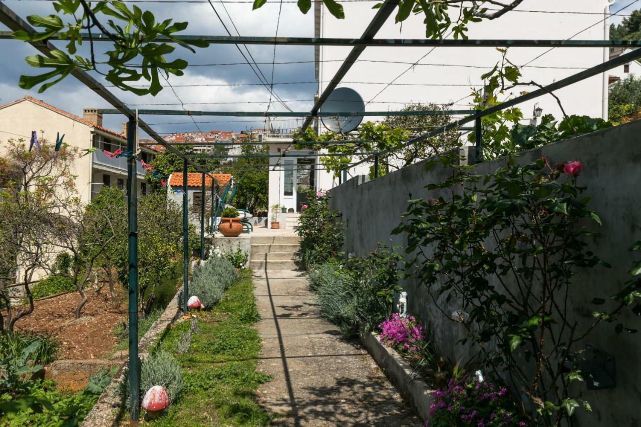 Mini Apartment Petra - Rooms Purple & Green With Kitchen And Garden ดูบรอฟนิก ภายนอก รูปภาพ
