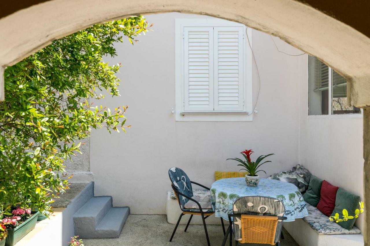 Mini Apartment Petra - Rooms Purple & Green With Kitchen And Garden ดูบรอฟนิก ภายนอก รูปภาพ