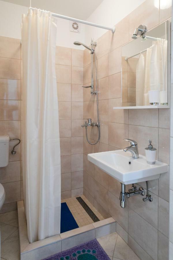 Mini Apartment Petra - Rooms Purple & Green With Kitchen And Garden ดูบรอฟนิก ภายนอก รูปภาพ