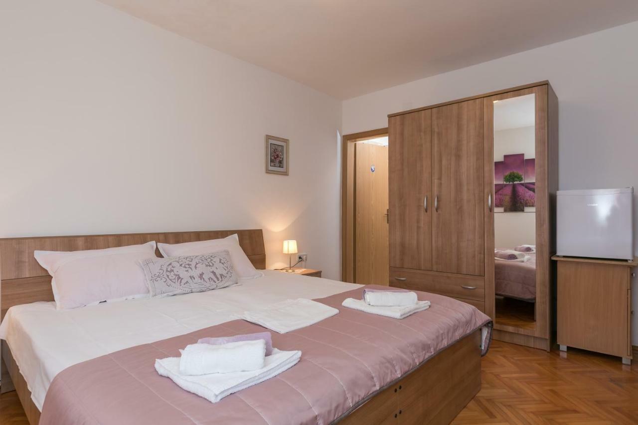 Mini Apartment Petra - Rooms Purple & Green With Kitchen And Garden ดูบรอฟนิก ภายนอก รูปภาพ