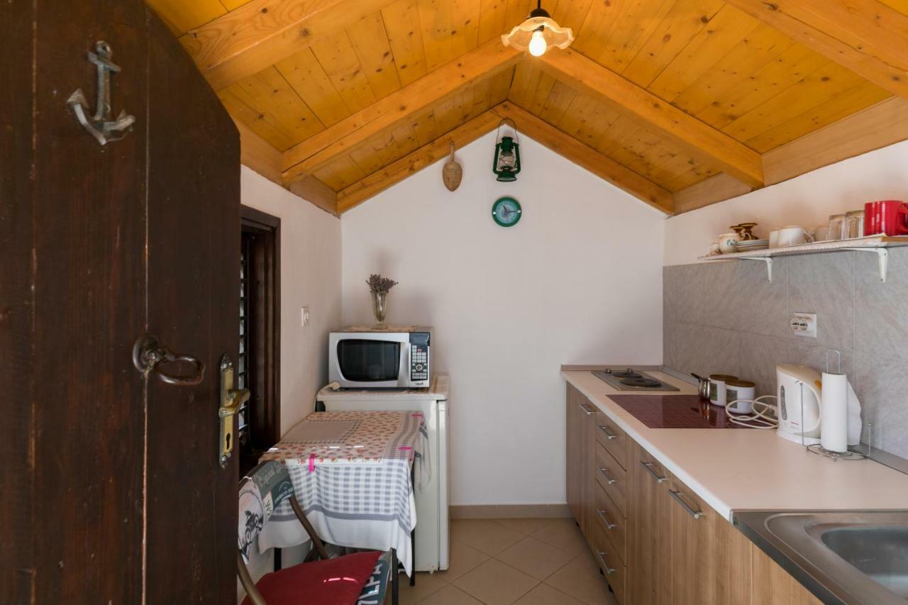 Mini Apartment Petra - Rooms Purple & Green With Kitchen And Garden ดูบรอฟนิก ภายนอก รูปภาพ