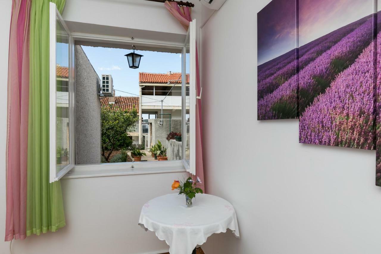 Mini Apartment Petra - Rooms Purple & Green With Kitchen And Garden ดูบรอฟนิก ภายนอก รูปภาพ