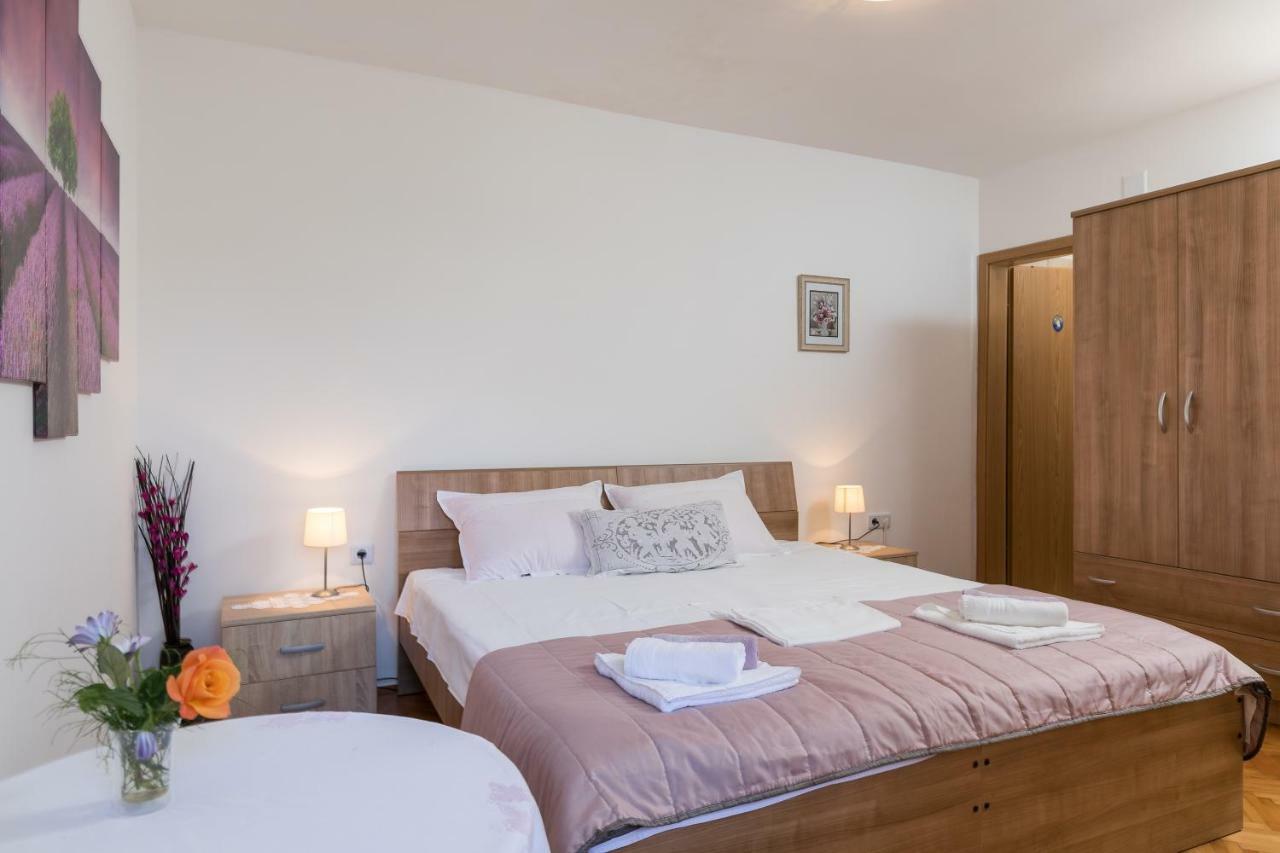 Mini Apartment Petra - Rooms Purple & Green With Kitchen And Garden ดูบรอฟนิก ภายนอก รูปภาพ
